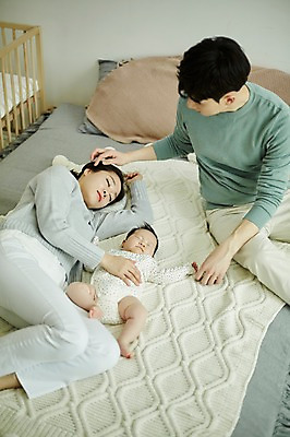 포토 JPG 전신 응시 여자 남자 가족 신혼부부 안기 엄마 실내 피곤 앉기 상반신 20대 성인 앞모습 세명 부모 눕기 눈감음 화목 한국인 육아 아기 잠 아빠 육아라이프 부부라이프 쓰다듬기 남성육아휴직 육아대디 국내포토 라이프스타일 부부 시선 뷰포인트 컨셉 관계 모션 사람 동양인 청년 내부 신혼 파일형식 육아휴직