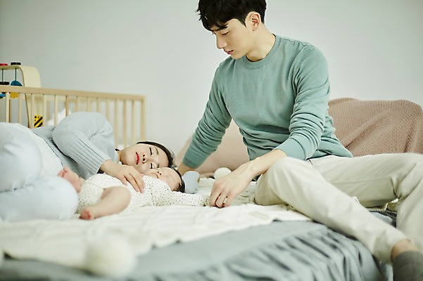 포토 JPG 전신 응시 여자 남자 가족 신혼부부 안기 엄마 실내 피곤 앉기 상반신 20대 성인 앞모습 세명 부모 눕기 눈감음 화목 한국인 육아 아기 잠 아빠 육아라이프 부부라이프 남성육아휴직 육아대디 국내포토 라이프스타일 부부 시선 뷰포인트 컨셉 관계 모션 사람 동양인 청년 내부 신혼 파일형식 육아휴직