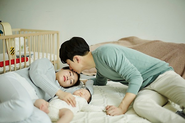 포토 JPG 전신 여자 남자 가족 신혼부부 안기 엄마 키스 실내 피곤 앉기 상반신 20대 성인 옆모습 세명 부모 눕기 눈감음 화목 한국인 육아 아기 잠 아빠 육아라이프 부부라이프 남성육아휴직 육아대디 국내포토 라이프스타일 부부 뷰포인트 컨셉 관계 모션 사람 동양인 청년 내부 애정표현 신혼 파일형식 육아휴직