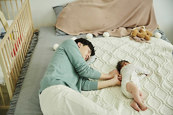 포토 JPG 전신 남자 가족 실내 피곤 상반신 20대 성인 두명 옆모습 눕기 눈감음 화목 한국인 육아 아기 잠 아빠 육아라이프 남성육아휴직 육아대디 싱글대디 한부모가족 국내포토 라이프스타일 뷰포인트 컨셉 관계 모션 사람 동양인 청년 내부 파일형식 육아휴직