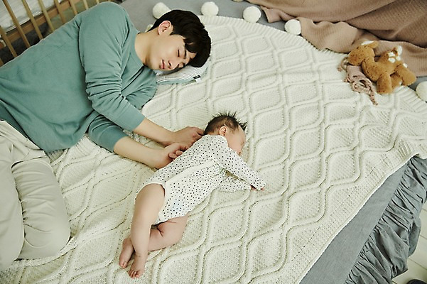 포토 JPG 전신 남자 가족 실내 피곤 상반신 20대 성인 두명 눕기 눈감음 화목 한국인 육아 아기 잠 아빠 육아라이프 남성육아휴직 육아대디 싱글대디 한부모가족 국내포토 라이프스타일 컨셉 관계 모션 사람 동양인 청년 내부 파일형식 육아휴직 휴가 인종 생활