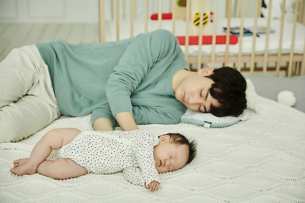 포토 JPG 전신 남자 가족 실내 피곤 상반신 20대 성인 두명 앞모습 눕기 눈감음 화목 한국인 육아 아기 잠 아빠 육아라이프 남성육아휴직 육아대디 싱글대디 한부모가족 국내포토 라이프스타일 뷰포인트 컨셉 관계 모션 사람 동양인 청년 내부 파일형식 육아휴직