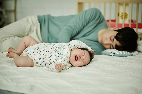 포토 JPG 전신 남자 가족 실내 피곤 상반신 20대 성인 두명 앞모습 눕기 눈감음 한국인 육아 아기 잠 아빠 울음 육아라이프 남성육아휴직 육아대디 싱글대디 한부모가족 국내포토 라이프스타일 뷰포인트 컨셉 관계 모션 표정 사람 동양인 청년 내부 파일형식 육아휴직