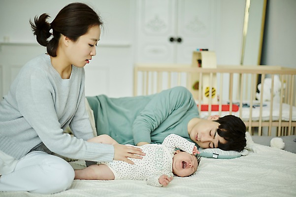 포토 JPG 전신 여자 남자 가족 신혼부부 엄마 실내 피곤 앉기 상반신 20대 성인 앞모습 옆모습 세명 부모 눕기 눈감음 한국인 육아 아기 잠 아빠 울음 육아라이프 부부라이프 남성육아휴직 육아대디 국내포토 라이프스타일 부부 뷰포인트 컨셉 관계 모션 표정 사람 동양인 청년 내부 신혼 파일형식 육아휴직