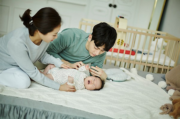 포토 JPG 전신 여자 남자 가족 신혼부부 엄마 실내 앉기 상반신 20대 성인 앞모습 옆모습 세명 부모 눕기 눈감음 한국인 육아 아기 잠 아빠 울음 육아라이프 부부라이프 남성육아휴직 육아대디 국내포토 라이프스타일 부부 뷰포인트 관계 모션 표정 사람 동양인 청년 내부 신혼 파일형식 육아휴직