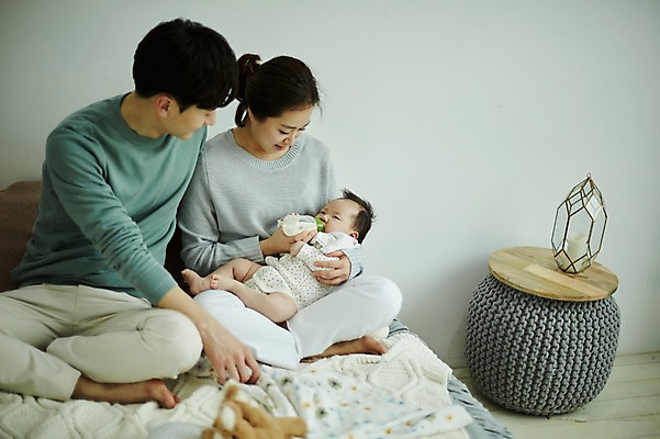 포토 JPG 전신 여자 남자 행복 가족 신혼부부 안기 엄마 실내 미소 앉기 20대 성인 앞모습 세명 부모 화목 한국인 육아 아기 아빠 젖병 육아라이프 분유 부부라이프 남성육아휴직 육아대디 국내포토 라이프스타일 부부 감정 뷰포인트 컨셉 관계 모션 표정 사람 동양인 청년 내부 아기용품 신혼 파일형식 육아휴직