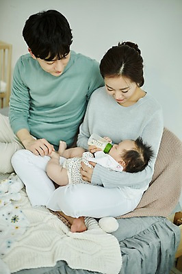 포토 JPG 전신 여자 남자 행복 가족 신혼부부 안기 엄마 실내 앉기 20대 성인 앞모습 세명 부모 화목 한국인 육아 아기 아빠 젖병 육아라이프 분유 부부라이프 남성육아휴직 육아대디 국내포토 라이프스타일 부부 감정 뷰포인트 컨셉 관계 모션 사람 동양인 청년 내부 아기용품 신혼 파일형식 육아휴직