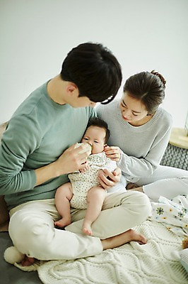 포토 JPG 전신 여자 남자 행복 가족 신혼부부 안기 엄마 실내 앉기 20대 성인 앞모습 세명 부모 화목 한국인 육아 아기 아빠 젖병 육아라이프 분유 부부라이프 남성육아휴직 육아대디 국내포토 라이프스타일 부부 감정 뷰포인트 컨셉 관계 모션 사람 동양인 청년 내부 아기용품 신혼 파일형식 육아휴직