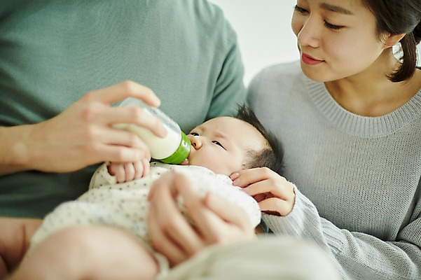포토 JPG 여자 남자 가족 신혼부부 안기 엄마 실내 앉기 상반신 20대 성인 앞모습 옆모습 세명 부모 화목 한국인 육아 아기 아빠 젖병 육아라이프 분유 부부라이프 남성육아휴직 육아대디 국내포토 라이프스타일 부부 뷰포인트 컨셉 관계 모션 사람 동양인 청년 내부 아기용품 신혼 파일형식 육아휴직