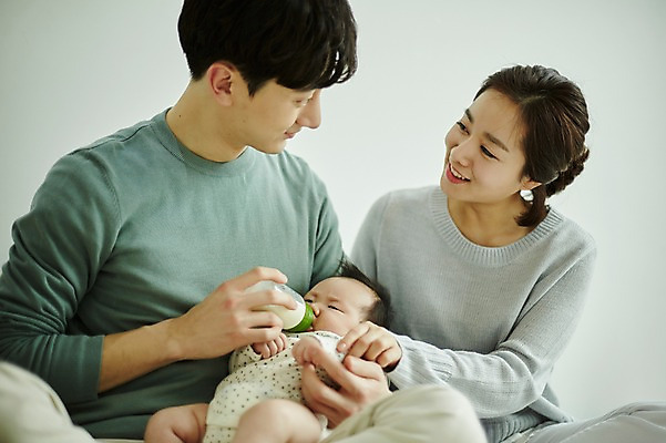 포토 JPG 여자 남자 행복 가족 신혼부부 안기 엄마 실내 미소 앉기 상반신 20대 성인 앞모습 옆모습 세명 부모 화목 한국인 육아 아기 아빠 젖병 육아라이프 분유 부부라이프 남성육아휴직 육아대디 국내포토 라이프스타일 부부 감정 뷰포인트 컨셉 관계 모션 표정 사람 동양인 청년 내부 아기용품 신혼 파일형식 육아휴직