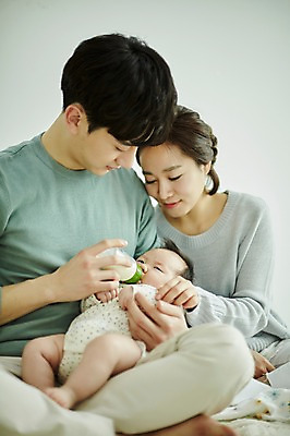 포토 JPG 여자 남자 행복 가족 신혼부부 안기 엄마 실내 미소 앉기 상반신 20대 성인 앞모습 옆모습 세명 부모 화목 한국인 육아 아기 아빠 젖병 육아라이프 분유 부부라이프 남성육아휴직 육아대디 국내포토 라이프스타일 부부 감정 뷰포인트 컨셉 관계 모션 표정 사람 동양인 청년 내부 아기용품 신혼 파일형식 육아휴직