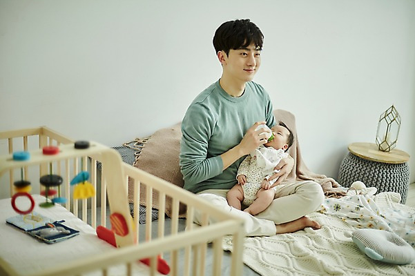 포토 JPG 전신 남자 가족 안기 실내 미소 앉기 20대 성인 두명 앞모습 옆모습 화목 한국인 육아 아기 아빠 젖병 육아라이프 분유 남성육아휴직 육아대디 싱글대디 한부모가족 국내포토 라이프스타일 뷰포인트 컨셉 관계 모션 표정 사람 동양인 청년 내부 아기용품 파일형식 육아휴직