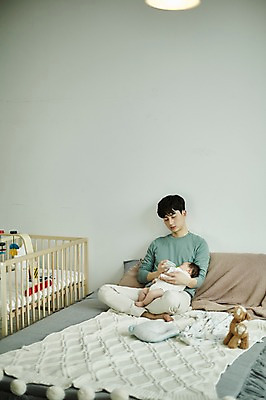포토 JPG 전신 남자 가족 안기 실내 피곤 앉기 20대 성인 두명 앞모습 옆모습 한국인 육아 아기 잠 아빠 젖병 육아라이프 분유 남성육아휴직 육아대디 싱글대디 한부모가족 국내포토 라이프스타일 뷰포인트 컨셉 관계 모션 사람 동양인 청년 내부 아기용품 파일형식 육아휴직