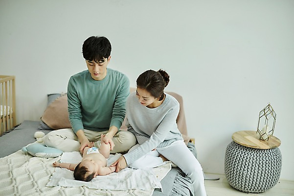 포토 JPG 전신 여자 남자 행복 가족 신혼부부 엄마 실내 미소 앉기 20대 성인 앞모습 세명 부모 눕기 화목 한국인 육아 아기 아빠 기저귀 육아라이프 부부라이프 남성육아휴직 육아대디 국내포토 라이프스타일 부부 감정 뷰포인트 컨셉 관계 모션 표정 사람 동양인 청년 내부 아기용품 신혼 파일형식 육아휴직 커플 휴가 인종 생활 오브젝트