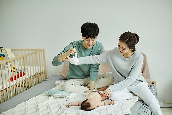 포토 JPG 전신 여자 남자 행복 가족 신혼부부 엄마 실내 미소 앉기 20대 성인 앞모습 세명 부모 눕기 화목 한국인 육아 아기 아빠 기저귀 육아라이프 부부라이프 남성육아휴직 육아대디 국내포토 라이프스타일 부부 감정 뷰포인트 컨셉 관계 모션 표정 사람 동양인 청년 내부 아기용품 신혼 파일형식 육아휴직