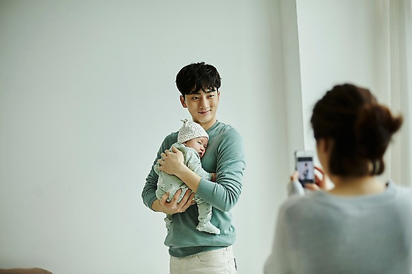포토 JPG 전신 여자 남자 행복 가족 신혼부부 안기 엄마 실내 서기 미소 상반신 20대 성인 옆모습 뒷모습 세명 스마트폰 부모 사진촬영 화목 한국인 육아 아기 아빠 즐거움 육아라이프 부부라이프 남성육아휴직 육아대디 국내포토 라이프스타일 부부 감정 뷰포인트 컨셉 관계 모션 표정 사람 동양인 청년 내부 핸드폰 스마트기기 촬영 신혼 파일형식 육아휴직