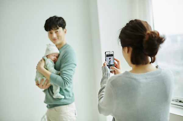 포토 JPG 전신 여자 남자 행복 가족 신혼부부 안기 엄마 실내 서기 미소 상반신 20대 성인 옆모습 뒷모습 세명 스마트폰 부모 사진촬영 화목 한국인 육아 아기 아빠 즐거움 육아라이프 부부라이프 남성육아휴직 육아대디 국내포토 라이프스타일 부부 감정 뷰포인트 컨셉 관계 모션 표정 사람 동양인 청년 내부 핸드폰 스마트기기 촬영 신혼 파일형식 육아휴직