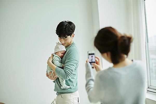 포토 JPG 전신 여자 남자 행복 가족 신혼부부 안기 엄마 실내 서기 미소 상반신 20대 성인 옆모습 뒷모습 세명 스마트폰 부모 사진촬영 화목 한국인 육아 아기 아빠 즐거움 육아라이프 부부라이프 남성육아휴직 육아대디 국내포토 라이프스타일 부부 감정 뷰포인트 컨셉 관계 모션 표정 사람 동양인 청년 내부 핸드폰 스마트기기 촬영 신혼 파일형식 육아휴직