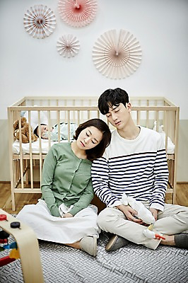 포토 JPG 전신 여자 남자 가족 신혼부부 엄마 실내 피곤 앉기 20대 성인 앞모습 세명 부모 눕기 한국인 육아 아기 잠 아빠 육아라이프 아기침대 부부라이프 남성육아휴직 육아대디 국내포토 라이프스타일 부부 뷰포인트 컨셉 관계 모션 사람 동양인 청년 내부 아기용품 침대 신혼 파일형식 육아휴직