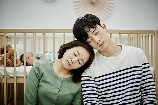 포토 JPG 여자 남자 가족 신혼부부 엄마 실내 피곤 앉기 상반신 20대 성인 앞모습 세명 부모 눕기 한국인 육아 아기 잠 아빠 육아라이프 아기침대 부부라이프 남성육아휴직 육아대디 국내포토 라이프스타일 부부 뷰포인트 컨셉 관계 모션 사람 동양인 청년 내부 아기용품 침대 신혼 파일형식 육아휴직