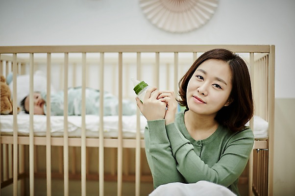 포토 JPG 응시 여자 가족 엄마 실내 앉기 상반신 20대 성인 두명 앞모습 옆모습 눕기 한국인 육아 아기 육아라이프 아기침대 싱글맘 한부모가족 국내포토 라이프스타일 시선 뷰포인트 관계 모션 사람 동양인 청년 내부 아기용품 침대 파일형식