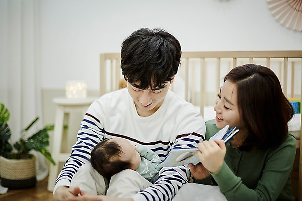 포토 JPG 여자 남자 행복 가족 신혼부부 안기 엄마 실내 미소 앉기 상반신 20대 성인 앞모습 세명 부모 화목 한국인 육아 아기 아빠 육아라이프 부부라이프 남성육아휴직 육아대디 국내포토 라이프스타일 부부 감정 뷰포인트 컨셉 관계 모션 표정 사람 동양인 청년 내부 신혼 파일형식 육아휴직