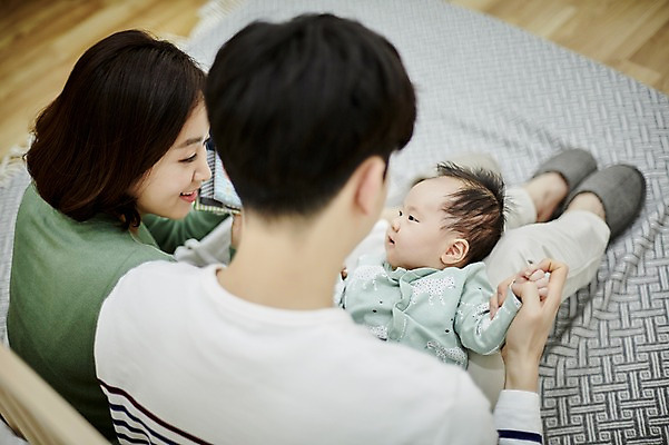 포토 JPG 전신 여자 남자 행복 가족 신혼부부 안기 엄마 실내 미소 앉기 20대 성인 뒷모습 세명 부모 화목 한국인 육아 아기 아빠 그림책 육아라이프 부부라이프 남성육아휴직 육아대디 국내포토 라이프스타일 부부 감정 뷰포인트 컨셉 관계 모션 표정 사람 동양인 청년 내부 책 신혼 파일형식 육아휴직