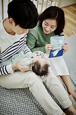 포토 JPG 전신 여자 남자 행복 가족 신혼부부 안기 엄마 실내 미소 앉기 20대 성인 앞모습 세명 부모 화목 한국인 육아 아기 아빠 그림책 육아라이프 부부라이프 남성육아휴직 육아대디 국내포토 라이프스타일 부부 감정 뷰포인트 컨셉 관계 모션 표정 사람 동양인 청년 내부 책 신혼 파일형식 육아휴직