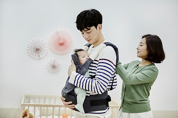 포토 JPG 여자 남자 가족 신혼부부 안기 엄마 실내 서기 상반신 20대 성인 옆모습 세명 부모 화목 한국인 육아 아기 아빠 육아라이프 부부라이프 아기띠 남성육아휴직 육아대디 국내포토 라이프스타일 부부 뷰포인트 컨셉 관계 모션 사람 동양인 청년 내부 아기용품 신혼 파일형식 육아휴직