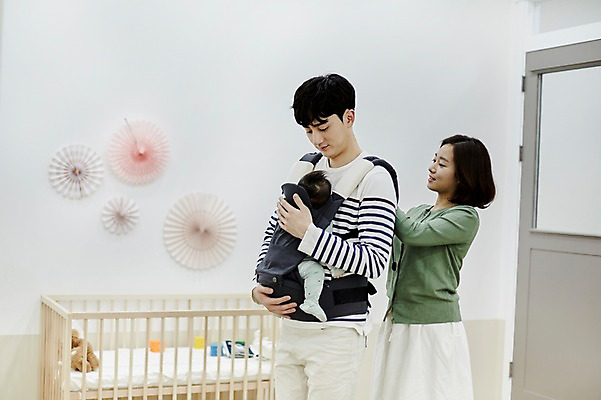 포토 JPG 여자 남자 가족 신혼부부 안기 엄마 실내 서기 상반신 20대 성인 옆모습 세명 부모 화목 한국인 육아 아기 아빠 육아라이프 부부라이프 아기띠 남성육아휴직 육아대디 국내포토 라이프스타일 부부 뷰포인트 컨셉 관계 모션 사람 동양인 청년 내부 아기용품 신혼 파일형식 육아휴직