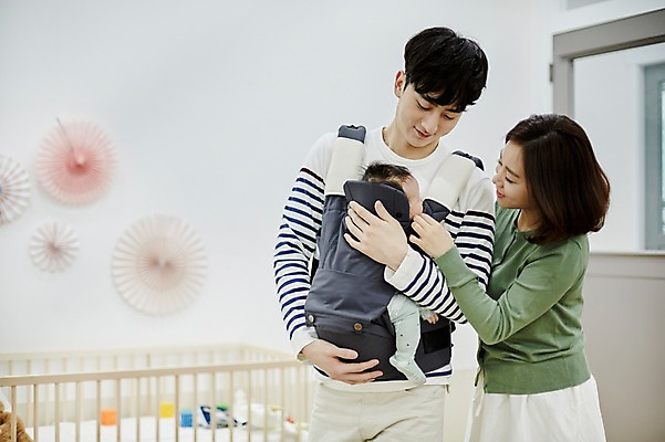 포토 JPG 여자 남자 행복 가족 신혼부부 안기 엄마 실내 서기 미소 상반신 20대 성인 앞모습 옆모습 세명 부모 화목 한국인 육아 아기 아빠 육아라이프 부부라이프 아기띠 남성육아휴직 육아대디 국내포토 라이프스타일 부부 감정 뷰포인트 컨셉 관계 모션 표정 사람 동양인 청년 내부 아기용품 신혼 파일형식 육아휴직