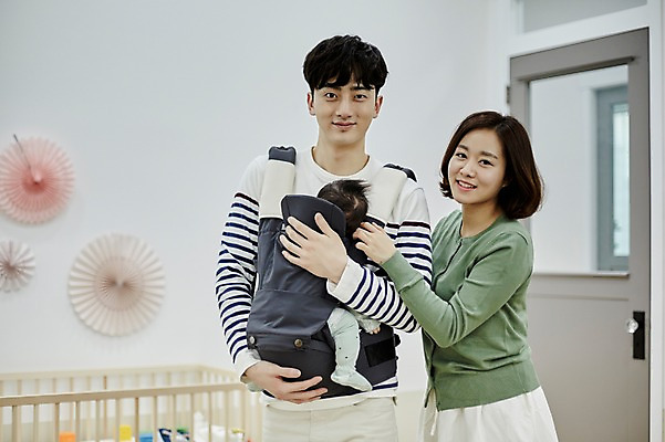 포토 JPG 여자 남자 행복 가족 신혼부부 안기 엄마 실내 서기 미소 상반신 20대 성인 앞모습 옆모습 세명 부모 화목 한국인 육아 아기 아빠 육아라이프 부부라이프 아기띠 남성육아휴직 육아대디 국내포토 라이프스타일 부부 감정 뷰포인트 컨셉 관계 모션 표정 사람 동양인 청년 내부 아기용품 신혼 파일형식 육아휴직