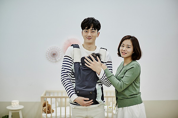 포토 JPG 여자 남자 행복 가족 신혼부부 안기 엄마 실내 서기 미소 상반신 20대 성인 앞모습 옆모습 세명 부모 화목 한국인 육아 아기 아빠 육아라이프 부부라이프 아기띠 남성육아휴직 육아대디 국내포토 라이프스타일 부부 감정 뷰포인트 컨셉 관계 모션 표정 사람 동양인 청년 내부 아기용품 신혼 파일형식 육아휴직