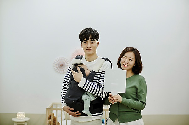 포토 JPG 배너 여자 남자 행복 가족 신혼부부 안기 엄마 실내 서기 미소 들기 상반신 20대 성인 앞모습 옆모습 세명 부모 화목 한국인 육아 아기 아빠 육아라이프 부부라이프 아기띠 남성육아휴직 육아대디 국내포토 라이프스타일 부부 감정 뷰포인트 컨셉 관계 모션 표정 사람 동양인 청년 내부 아기용품 신혼 파일형식 육아휴직
