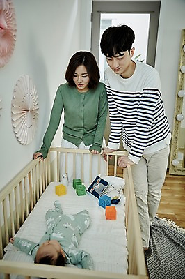 포토 JPG 전신 응시 여자 남자 행복 가족 신혼부부 엄마 실내 서기 20대 성인 앞모습 세명 부모 눕기 화목 한국인 육아 아기 아빠 육아라이프 아기침대 부부라이프 남성육아휴직 육아대디 국내포토 라이프스타일 부부 시선 감정 뷰포인트 컨셉 관계 모션 사람 동양인 청년 내부 아기용품 침대 신혼 파일형식 육아휴직