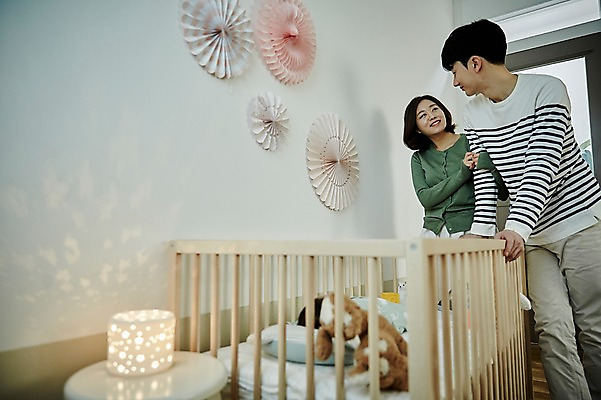 포토 JPG 응시 여자 남자 행복 가족 신혼부부 엄마 실내 서기 미소 상반신 20대 성인 앞모습 세명 부모 눕기 화목 한국인 육아 아기 아빠 육아라이프 아기침대 부부라이프 남성육아휴직 육아대디 국내포토 라이프스타일 부부 시선 감정 뷰포인트 컨셉 관계 모션 표정 사람 동양인 청년 내부 아기용품 침대 신혼 파일형식 육아휴직