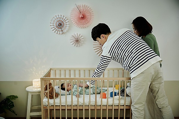 포토 JPG 전신 여자 남자 가족 신혼부부 엄마 실내 서기 상반신 20대 성인 옆모습 세명 부모 눕기 화목 한국인 육아 아기 아빠 육아라이프 아기침대 부부라이프 남성육아휴직 육아대디 국내포토 라이프스타일 부부 뷰포인트 컨셉 관계 모션 사람 동양인 청년 내부 아기용품 침대 신혼 파일형식 육아휴직