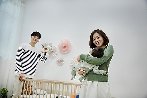포토 JPG 여자 남자 행복 가족 신혼부부 안기 엄마 실내 서기 미소 상반신 20대 성인 앞모습 세명 부모 화목 한국인 육아 아기 아빠 모빌 육아라이프 아기침대 부부라이프 남성육아휴직 육아대디 국내포토 라이프스타일 부부 감정 뷰포인트 컨셉 관계 모션 표정 사람 동양인 청년 내부 아기용품 침대 신혼 파일형식 육아휴직 커플 가구 휴가 인종 생활 오브젝트 생활용품