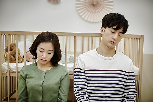 포토 JPG 여자 남자 가족 신혼부부 엄마 실내 피곤 앉기 상반신 20대 성인 앞모습 세명 부모 눕기 한국인 육아 아기 잠 아빠 육아라이프 아기침대 부부라이프 남성육아휴직 육아대디 국내포토 라이프스타일 부부 뷰포인트 컨셉 관계 모션 사람 동양인 청년 내부 아기용품 침대 신혼 파일형식 육아휴직