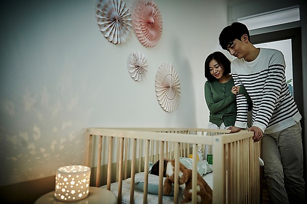 포토 JPG 응시 여자 남자 행복 가족 신혼부부 엄마 실내 서기 미소 상반신 20대 성인 앞모습 세명 부모 눕기 화목 한국인 육아 아기 아빠 육아라이프 아기침대 부부라이프 남성육아휴직 육아대디 국내포토 라이프스타일 부부 시선 감정 뷰포인트 컨셉 관계 모션 표정 사람 동양인 청년 내부 아기용품 침대 신혼 파일형식 육아휴직