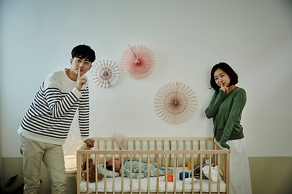 포토 JPG 여자 남자 가족 신혼부부 엄마 실내 서기 상반신 20대 성인 옆모습 세명 부모 눕기 화목 한국인 육아 아기 잠 아빠 쉿 육아라이프 아기침대 부부라이프 남성육아휴직 육아대디 국내포토 라이프스타일 부부 뷰포인트 컨셉 관계 모션 사람 동양인 청년 내부 아기용품 침대 신혼 조용 파일형식 육아휴직