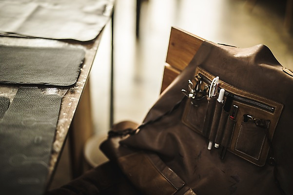 포토 JPG 직업 의자 실내 사람없음 펜 볼펜 앞치마 작업실 가죽 책상 오브젝트 가죽공예 가죽공방 국내포토 가구 내부 필기구 공예 파일형식