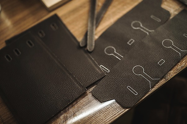 포토 JPG 직업 실내 사람없음 작업실 가죽 책상 오브젝트 가죽공예 가죽끈 가죽공방 국내포토 가구 내부 끈 공예 파일형식