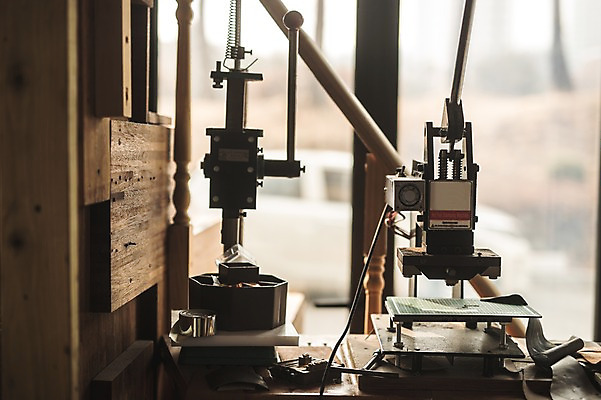 포토 JPG 직업 조각 실내 사람없음 기계 작업실 가죽 가죽공예 가죽공방 국내포토 내부 공예 파일형식