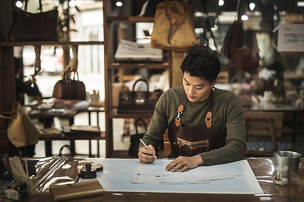 포토 JPG 직업 응시 남자 실내 한명 사람 앉기 상반신 20대 성인 앞모습 펜 한국인 작업 작업실 제조 상품 집중 실습 가죽공예 신입 제도기구 성인남자한명만 가죽공방 국내포토 1 시선 뷰포인트 컨셉 모션 동양인 청년 내부 필기구 기구 공예 남자한명만 성인남자만 파일형식