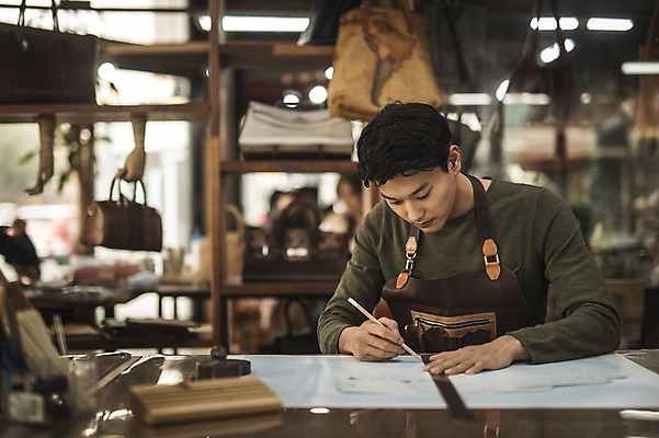 포토 JPG 직업 응시 남자 실내 한명 사람 앉기 상반신 20대 성인 앞모습 펜 앞치마 한국인 작업 작업실 제조 상품 집중 실습 가죽공예 신입 제도기구 성인남자한명만 가죽공방 국내포토 1 시선 뷰포인트 컨셉 모션 동양인 청년 내부 필기구 기구 공예 남자한명만 성인남자만 파일형식