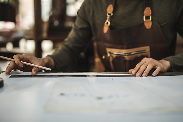 포토 JPG 직업 남자 실내 한명 사람 앉기 근접촬영 상반신 20대 성인 앞모습 신체부위 연필 한국인 양손 잡기 작업 작업실 제조 실습 가죽공예 신입 제도기구 성인남자한명만 가죽공방 국내포토 1 손 뷰포인트 모션 학용품 동양인 청년 내부 필기구 기구 공예 남자한명만 성인남자만 파일형식