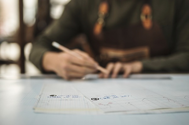 포토 JPG 직업 남자 실내 한명 사람 앉기 상반신 20대 성인 앞모습 연필 공책 한국인 기록 잡기 작업 작업실 제조 실습 가죽공예 신입 제도기구 성인남자한명만 가죽공방 국내포토 1 뷰포인트 모션 문구용품 학용품 동양인 청년 내부 필기구 기구 공예 남자한명만 성인남자만 파일형식