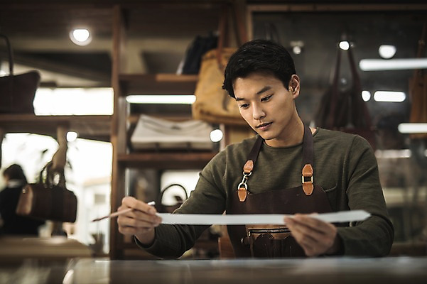 포토 JPG 직업 응시 남자 실내 한명 사람 앉기 상반신 20대 성인 앞모습 연필 한국인 잡기 작업 작업실 제조 집중 실습 가죽공예 신입 제도기구 성인남자한명만 가죽공방 국내포토 1 시선 뷰포인트 컨셉 모션 학용품 동양인 청년 내부 필기구 기구 공예 남자한명만 성인남자만 파일형식