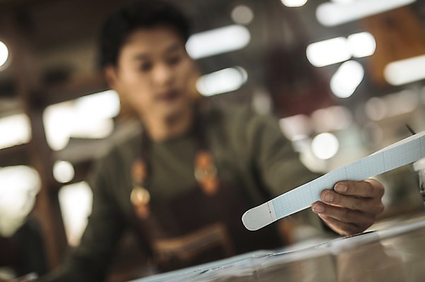 포토 JPG 직업 손 응시 남자 실내 한명 사람 앉기 근접촬영 상반신 20대 성인 앞모습 아웃포커스 한국인 잡기 작업 작업실 제조 실습 가죽공예 신입 성인남자한명만 가죽공방 국내포토 1 시선 뷰포인트 모션 촬영기법 동양인 청년 내부 신체부위 공예 남자한명만 성인남자만 파일형식